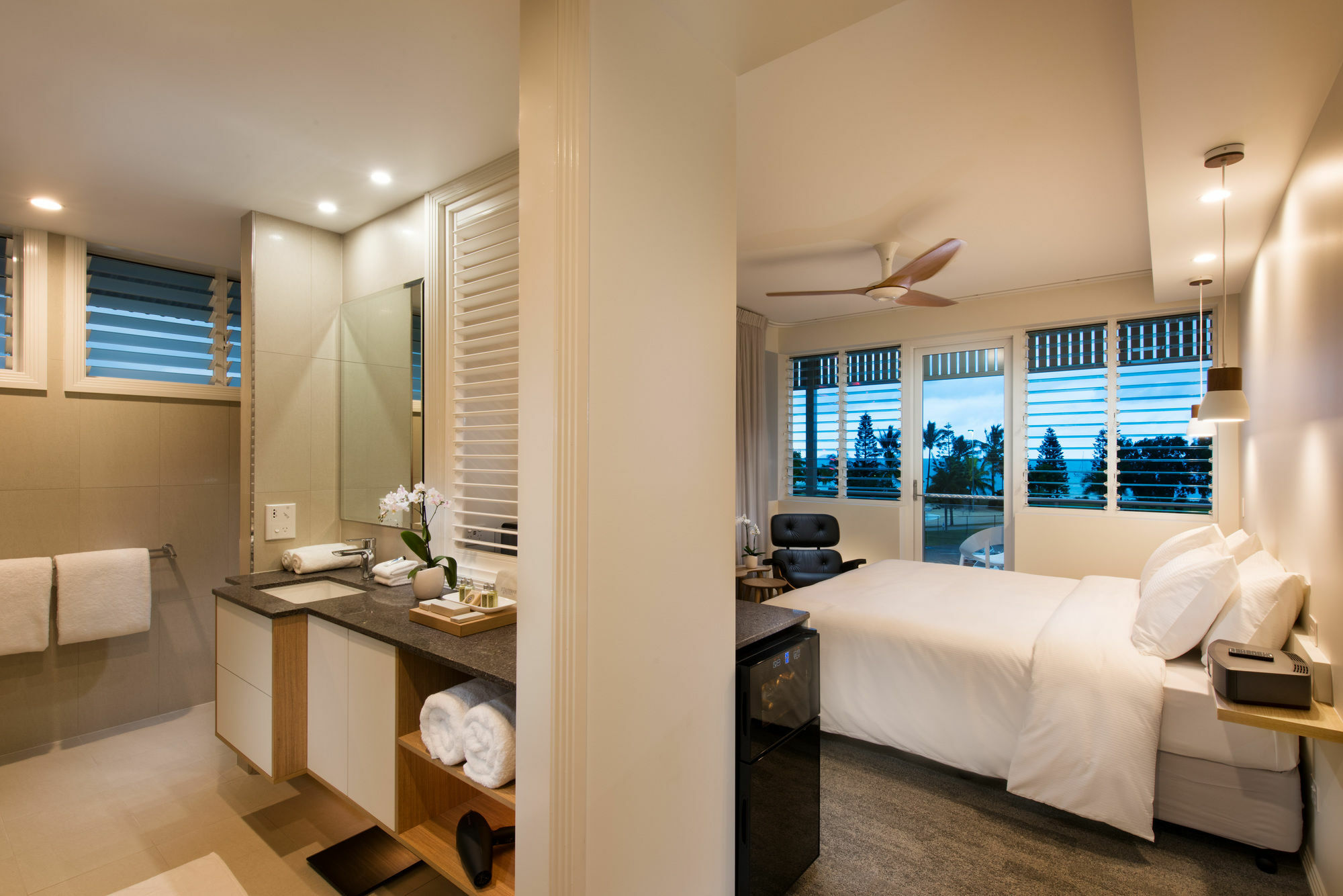 Heart Hotel And Gallery Whitsundays Airlie Beach Exterior photo